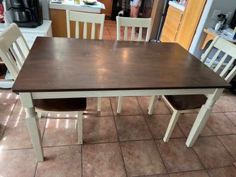 Dining table Located in Hemet Ca