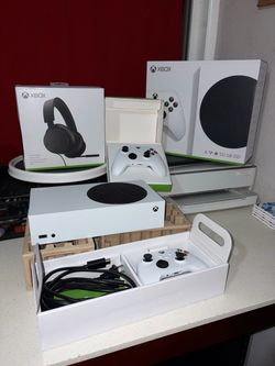 Xbox Series S 512GB Console Bundle