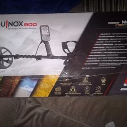 Minelab Equinox 900 Metal Detector 