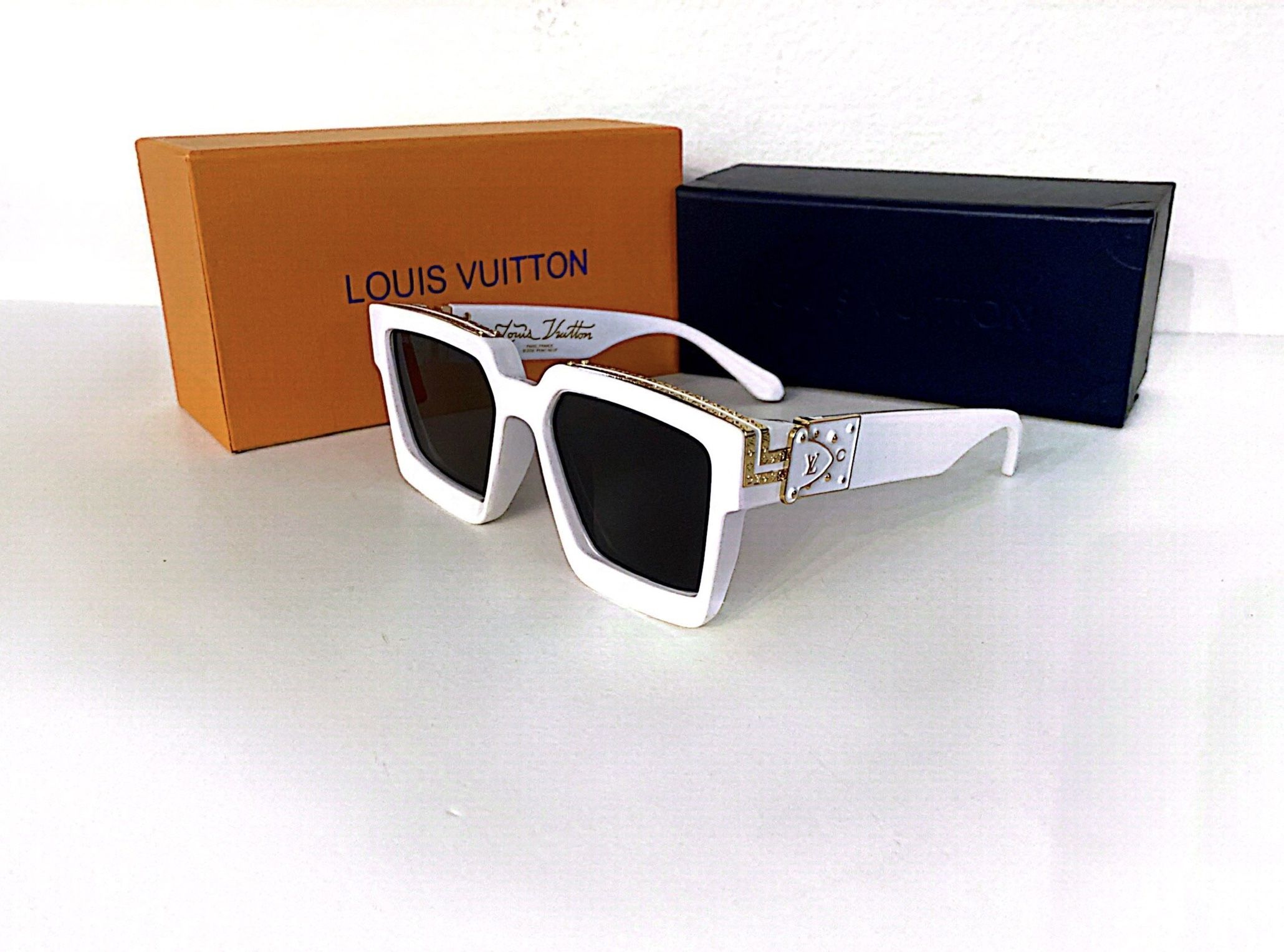 New LV Square White