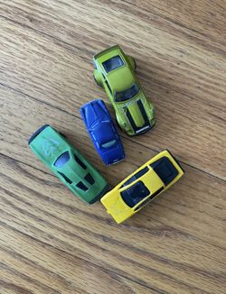 This set of 4 toy cars features a variety of classic styles and is suitable for use as accessories in dioramas, as desk ornaments, or for children's d