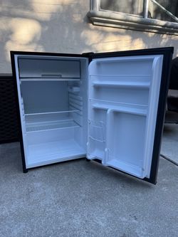 Igloo Black Mini Fridge with Freezer Compartment