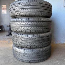 235/65/18 vendo un set de llantas marca Michelin en perfectas condiciones de vida las 4