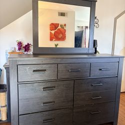Dresser With Mirror 