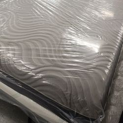 Sealy hybrid Queen Mattress 