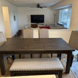 6 Piece Dining Set. Solid Wood. Like New   