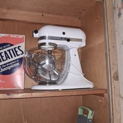 Kitchen Aid Electric Mixer  150.00 Firm Glass Mixing Bowl 5 Quart 