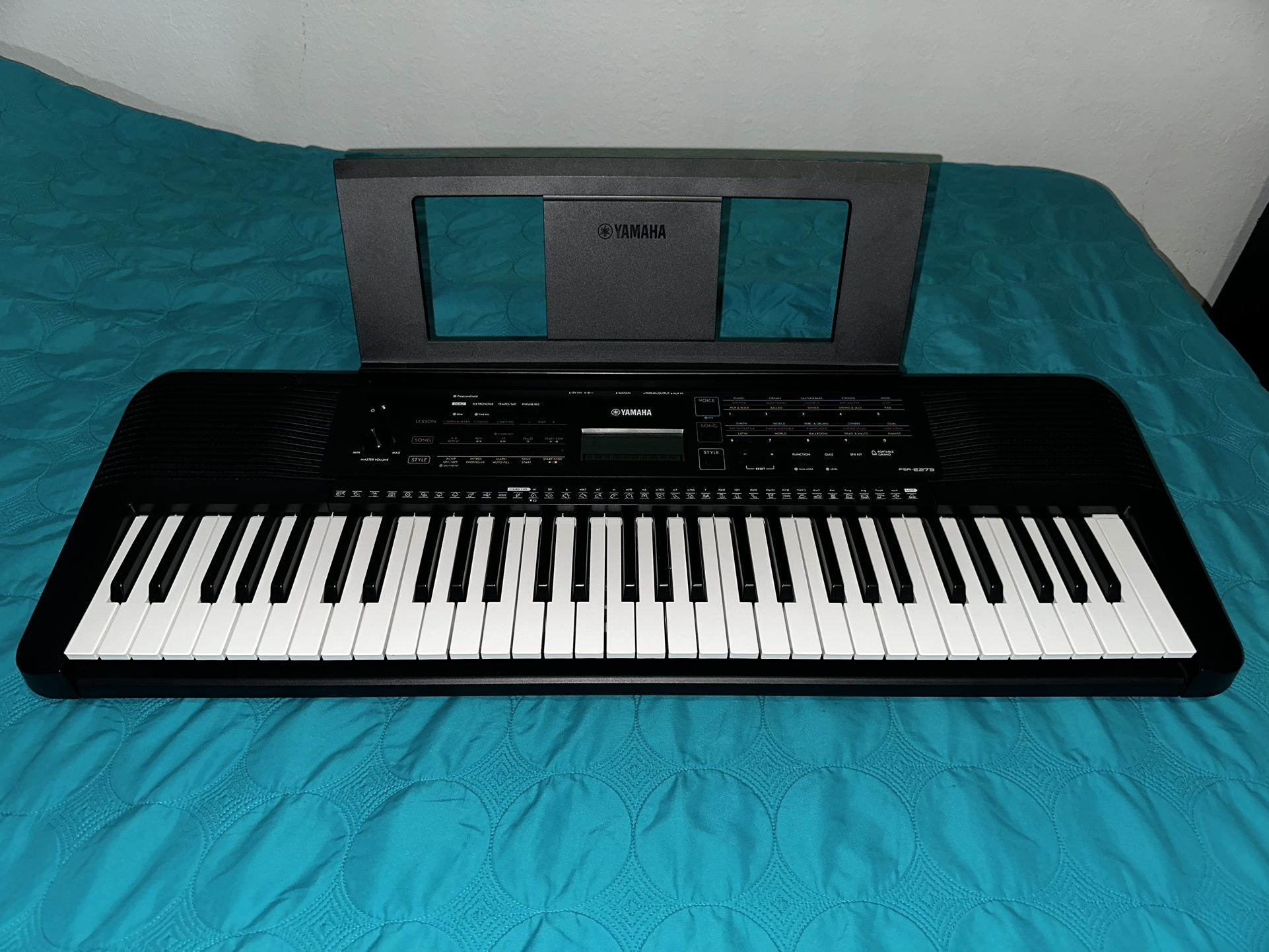 Yamaha PSR-E273 61-Key Electric Piano 