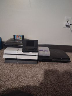 2 PS4, 1 PS3, Nintendo DS, Sega, Super Nintendo Classic