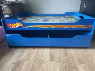 HOT WHEELS SOLID WOOD PLAY TABLE WITH STORAGE for Sale in Pasadena