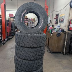 General Grabber Red Letters 33x12.5r15