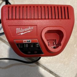 Milwaukee M12 Charger