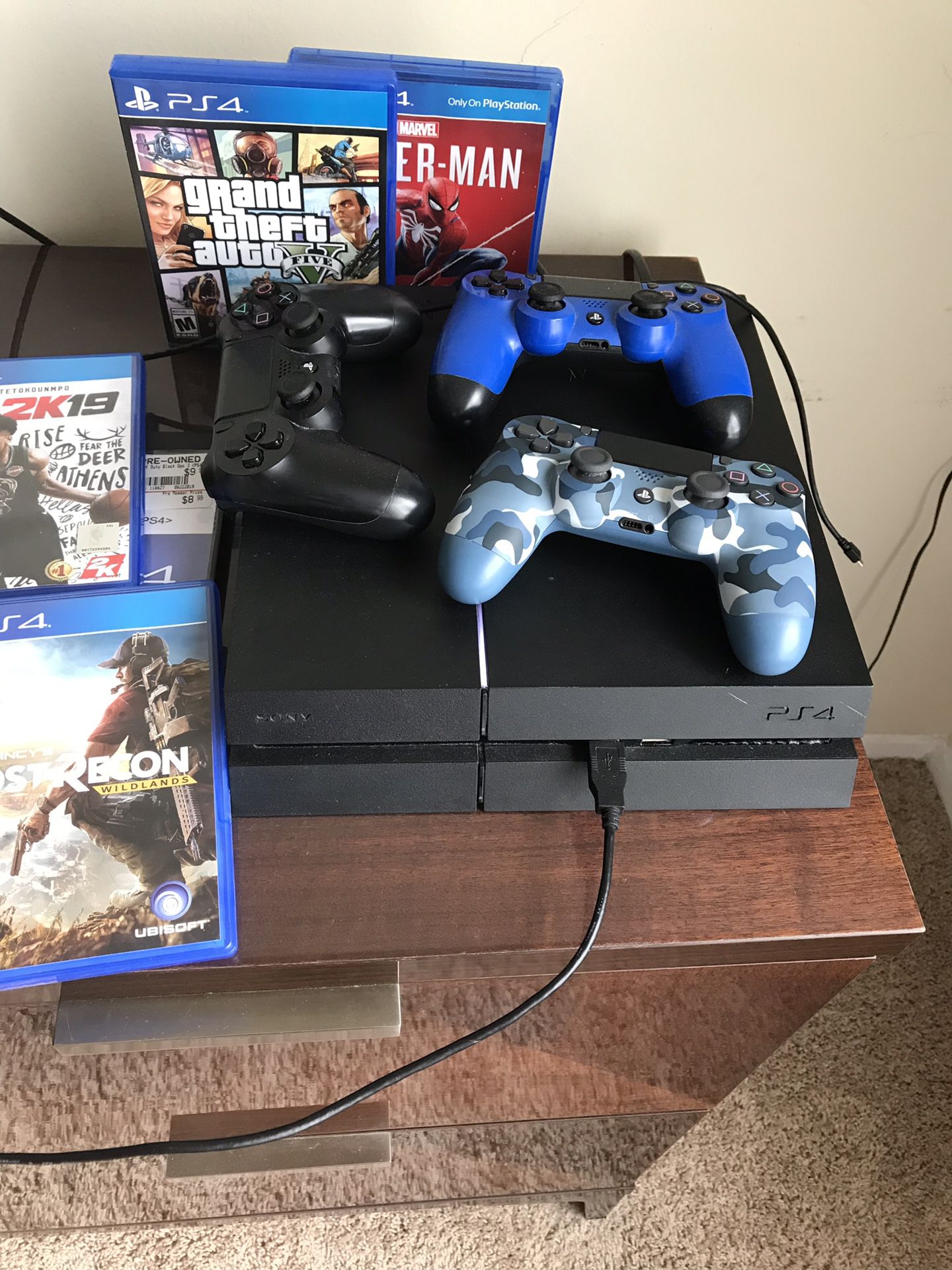 Ps4, 2 controllers, 1 new controller, 5 games