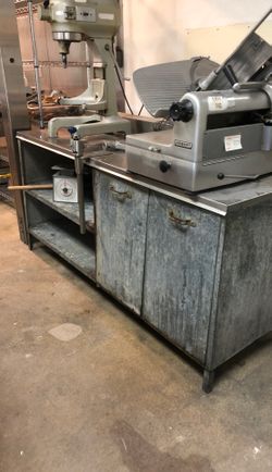 Heavy duty work table with bins