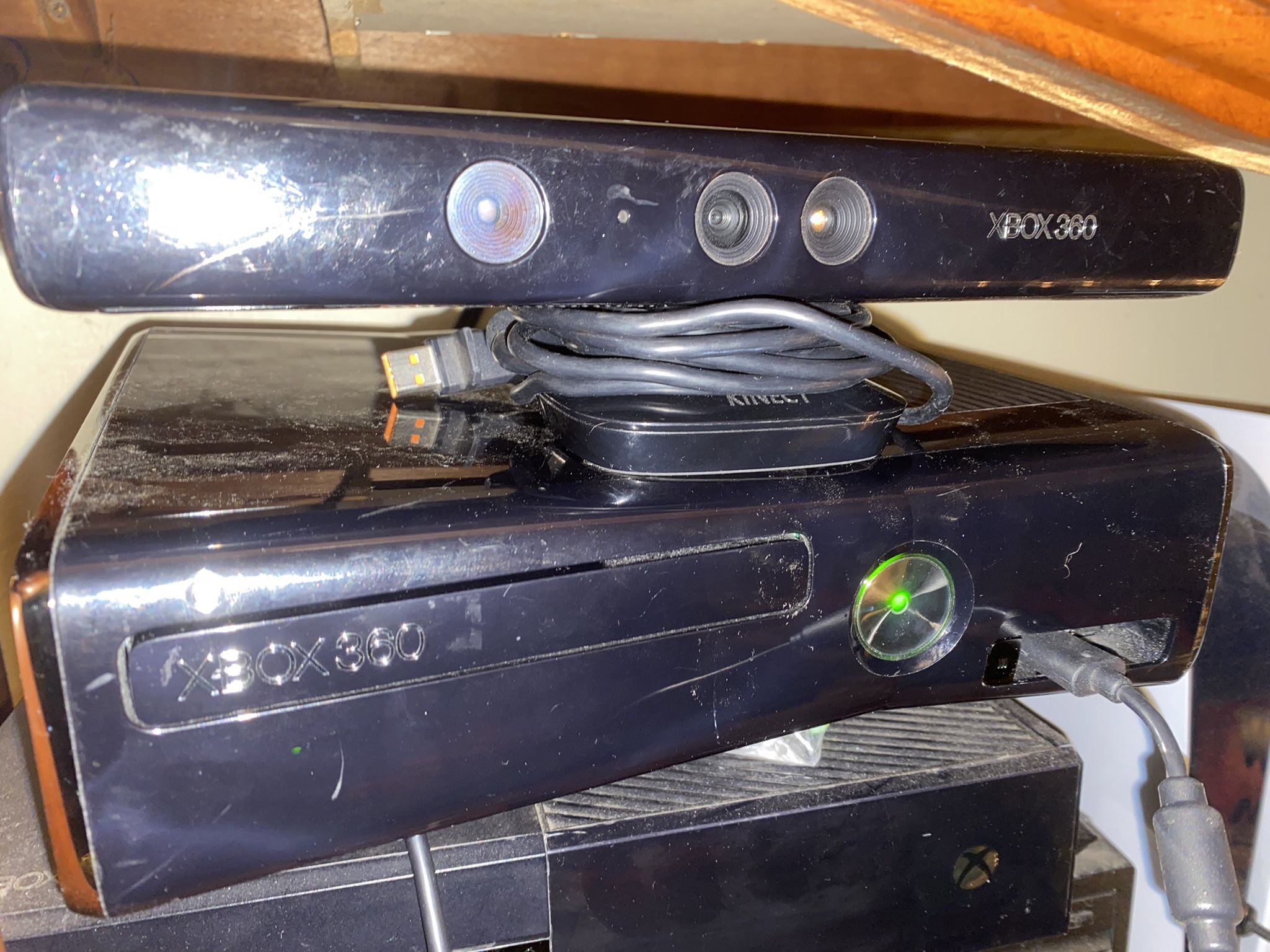 250gb Microsoft Xbox 360 slim With Kinect Sensor Bar Connect 2 Controllers and 3 Games