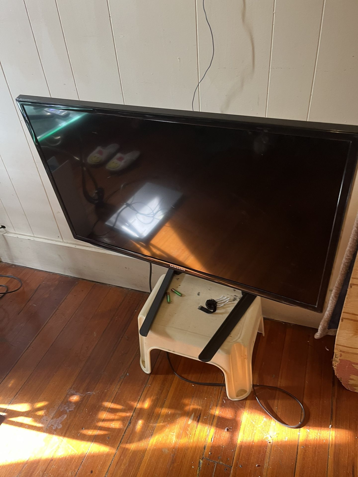 Smart TV/Computer Monitor