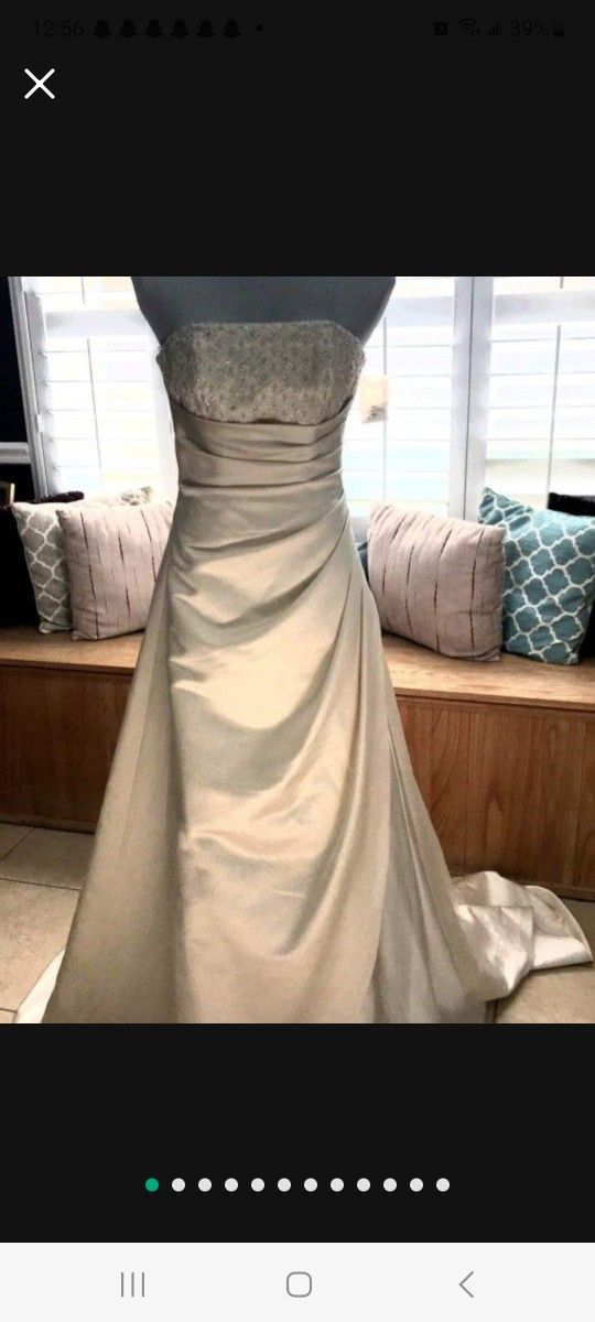 St Tropez Wedding Gown W/Tags Sz 4. Gorgeous Strapless Gown and beautifully beaded bodice. Retail on this dress is #599
