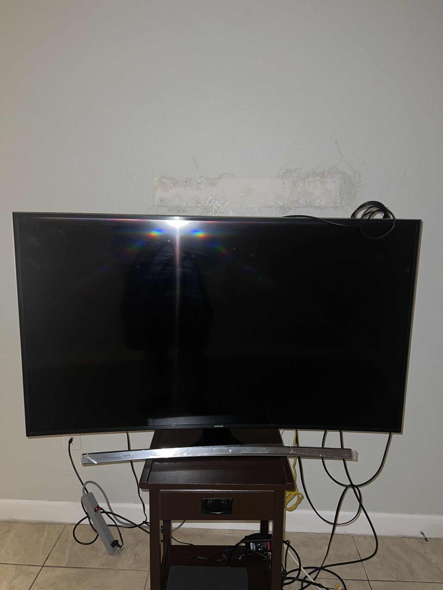 CURVED SAMSUNG TV
