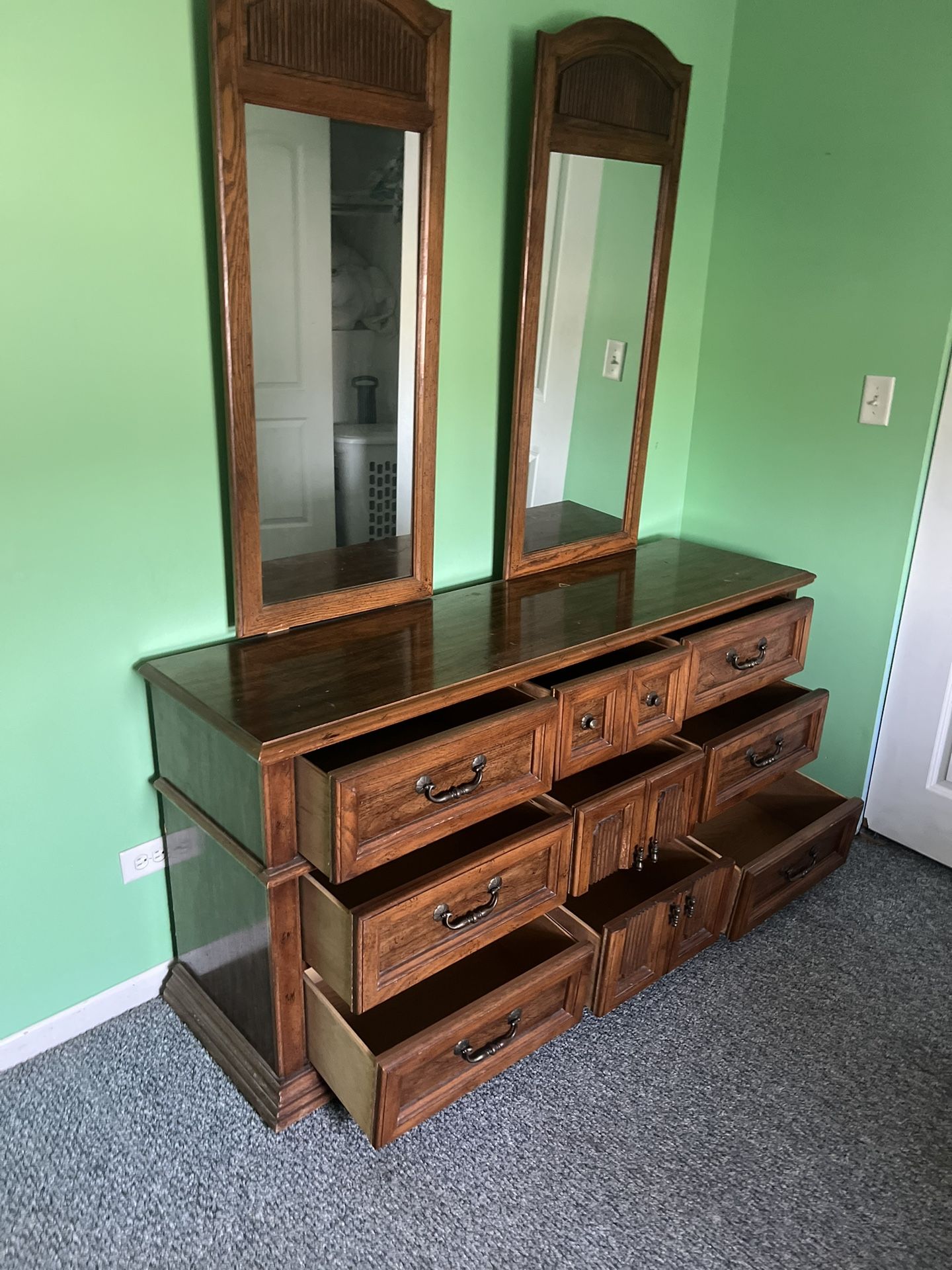 Dresser w/mirror
