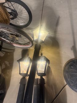 3 Solar lights post