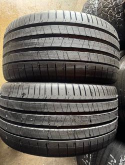 Pair of 325 35 23 Pirelli p zero tires