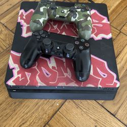 Ps4 with 2 controllers