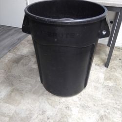 Rubbermaid Brute  Round Vented Trash Can 