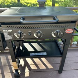 Flat Iron 3-Burner Outdoor Griddle Gas Grill with Lid in Black