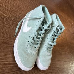 Women’s Size 9 Nike’s 