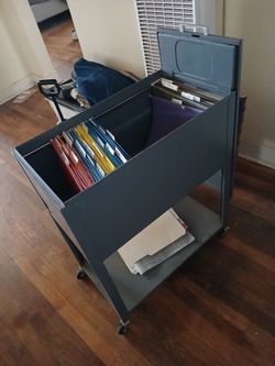 Filing cabinet and hanging folders 📂
