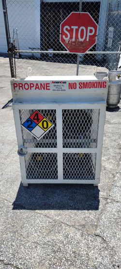 Good condition propane cage and 4 propane tanks