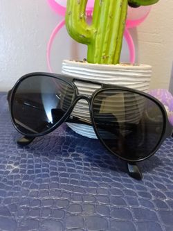 Barely worn Ray-Bans.. absolutely beautiful no scratches