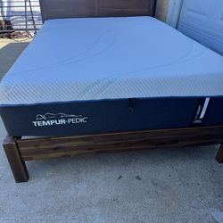 Beutiful full size bed with good mattress