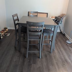 Looking To Sell Kitchen Table Set With Chairs 