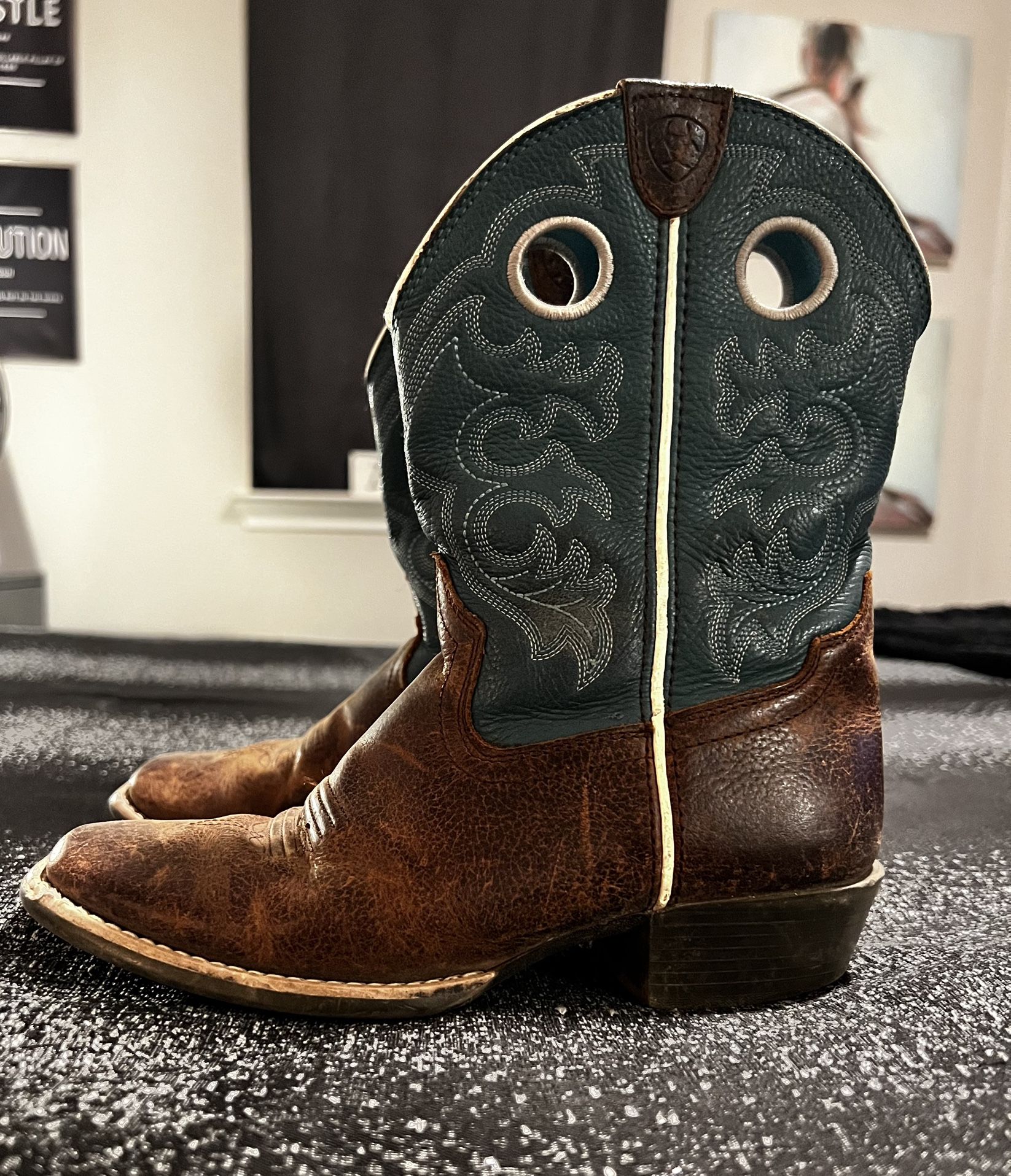 Girls sz2.5 Ariat crossfire cowboy boots