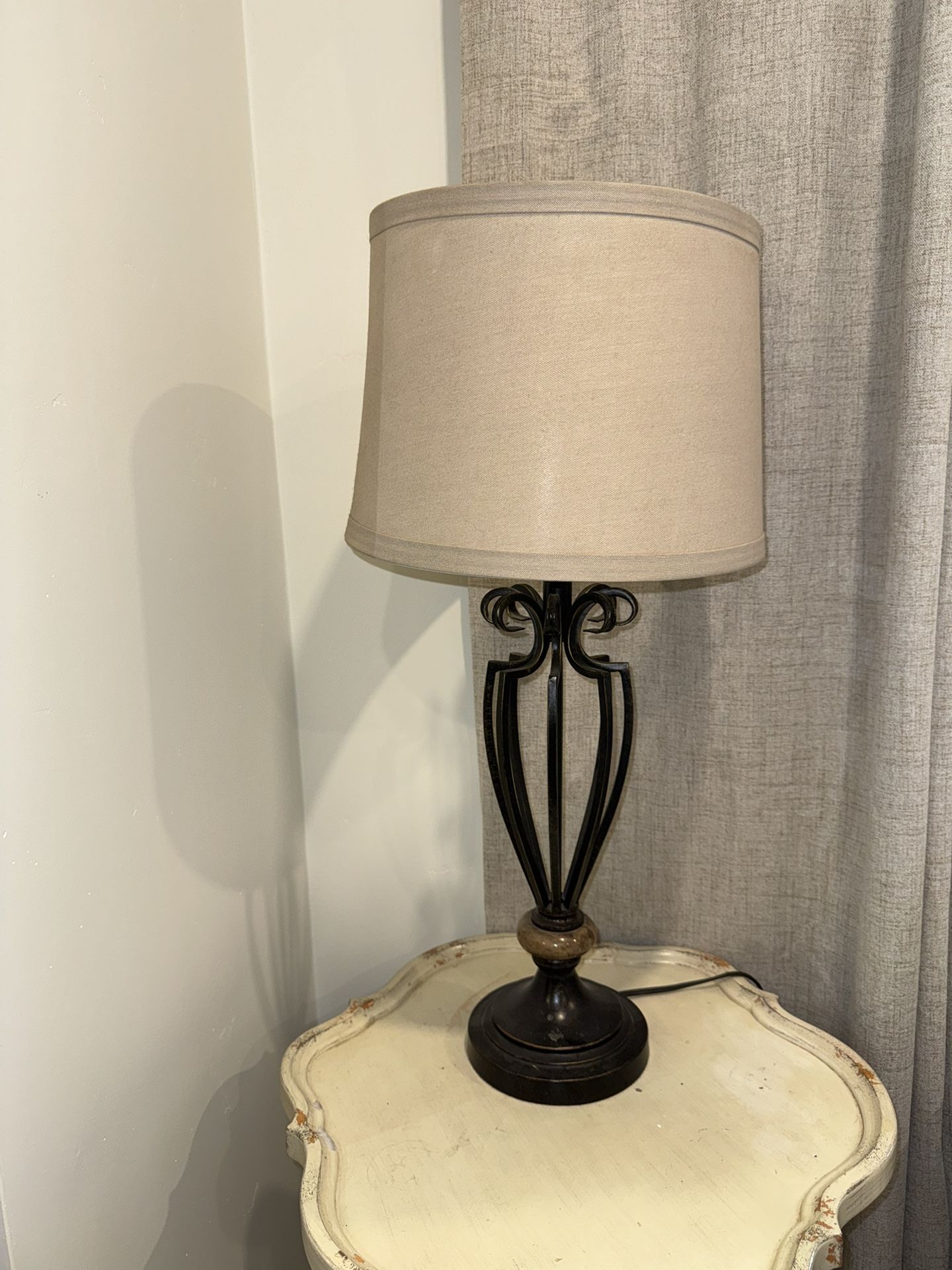 Traditional Style Table Lamp