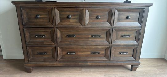 9-Drawer Dresser — Solid Acacia Wood/Walnut Finish