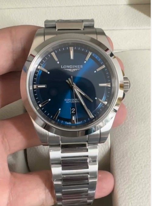 A brand new mechanical movement men's watch, very perfect
Blue sun patterned dial with hour markers, adorned with silver plated polished hands and wea
