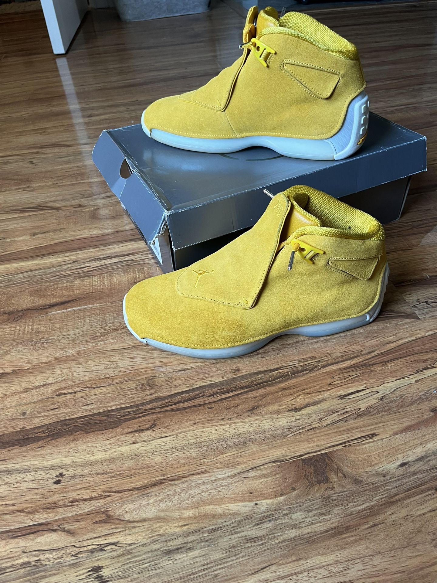 Yellow jordan fashion 18s