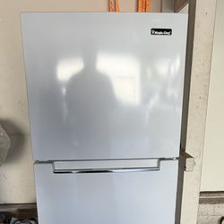 Magic Chef Small Refrigerator 