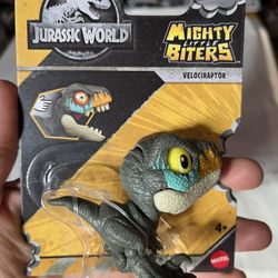 Jurassic World Toys Mighty Little Biters ‘VELOCIRAPTOR’ Mini Dinosaur New 2026.