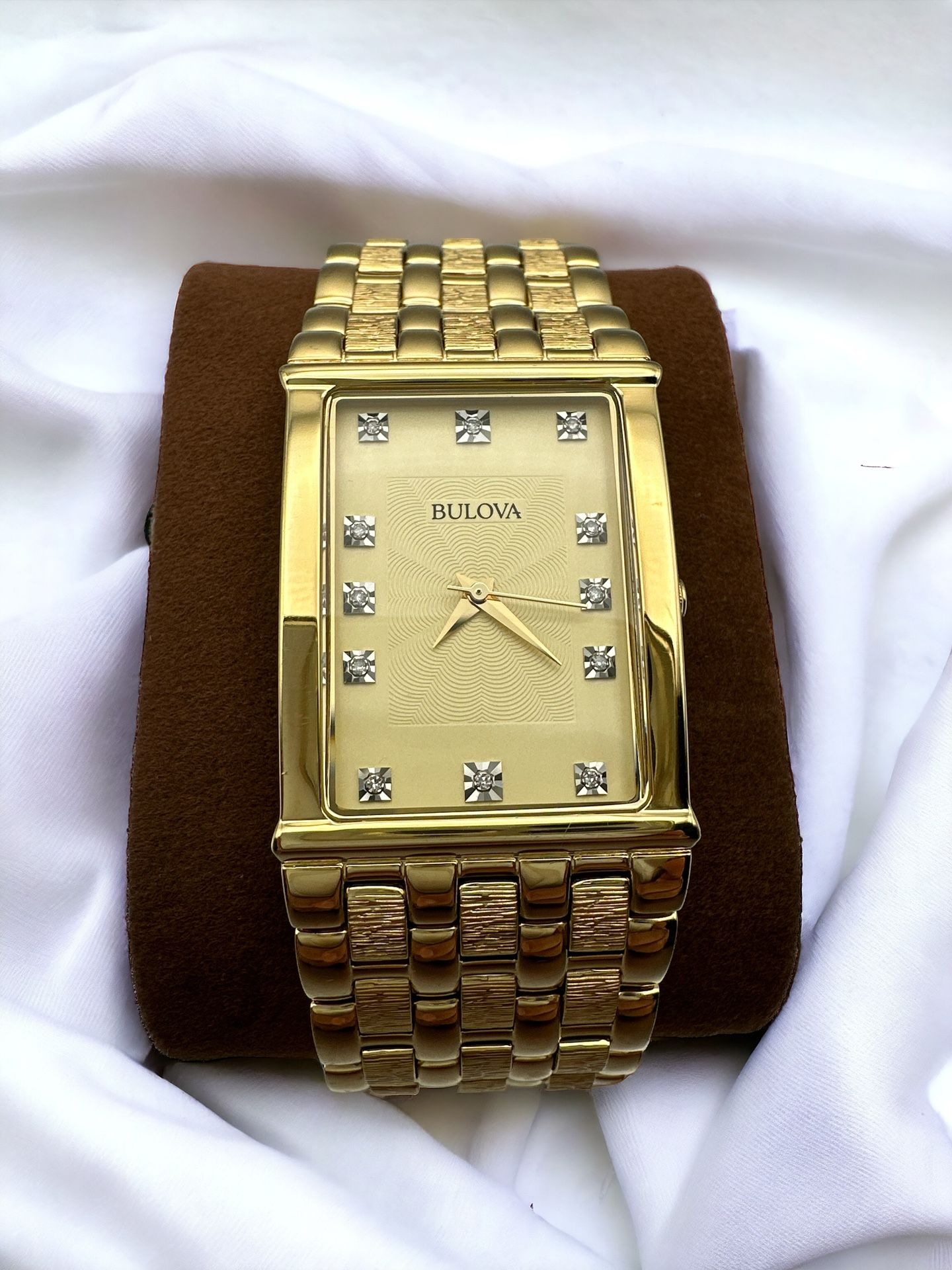 Bulova Mens Gold Tone Bracelet Watch 97f52