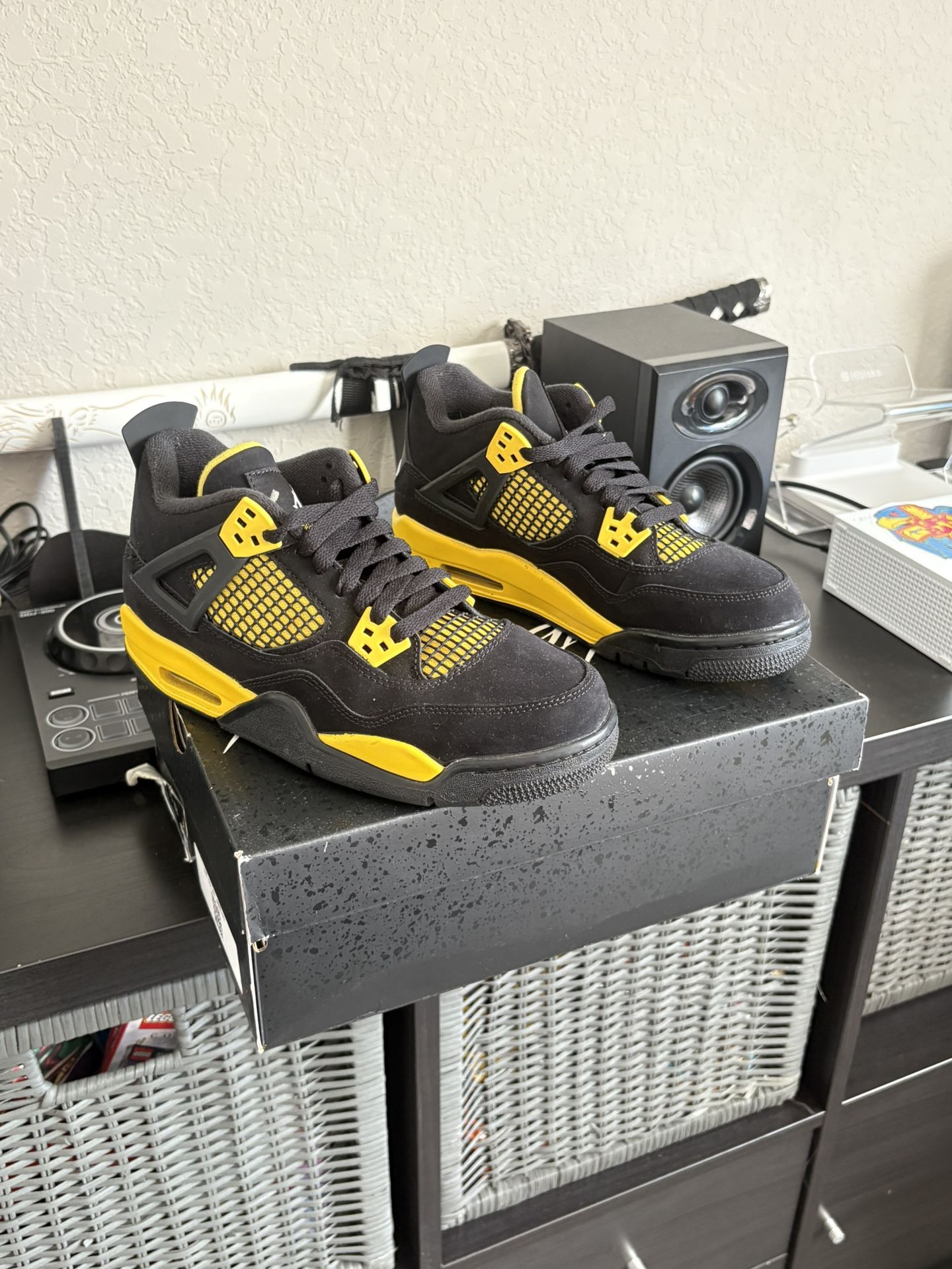 Air Jordan 4 Retro (GS) Size 5 1/2