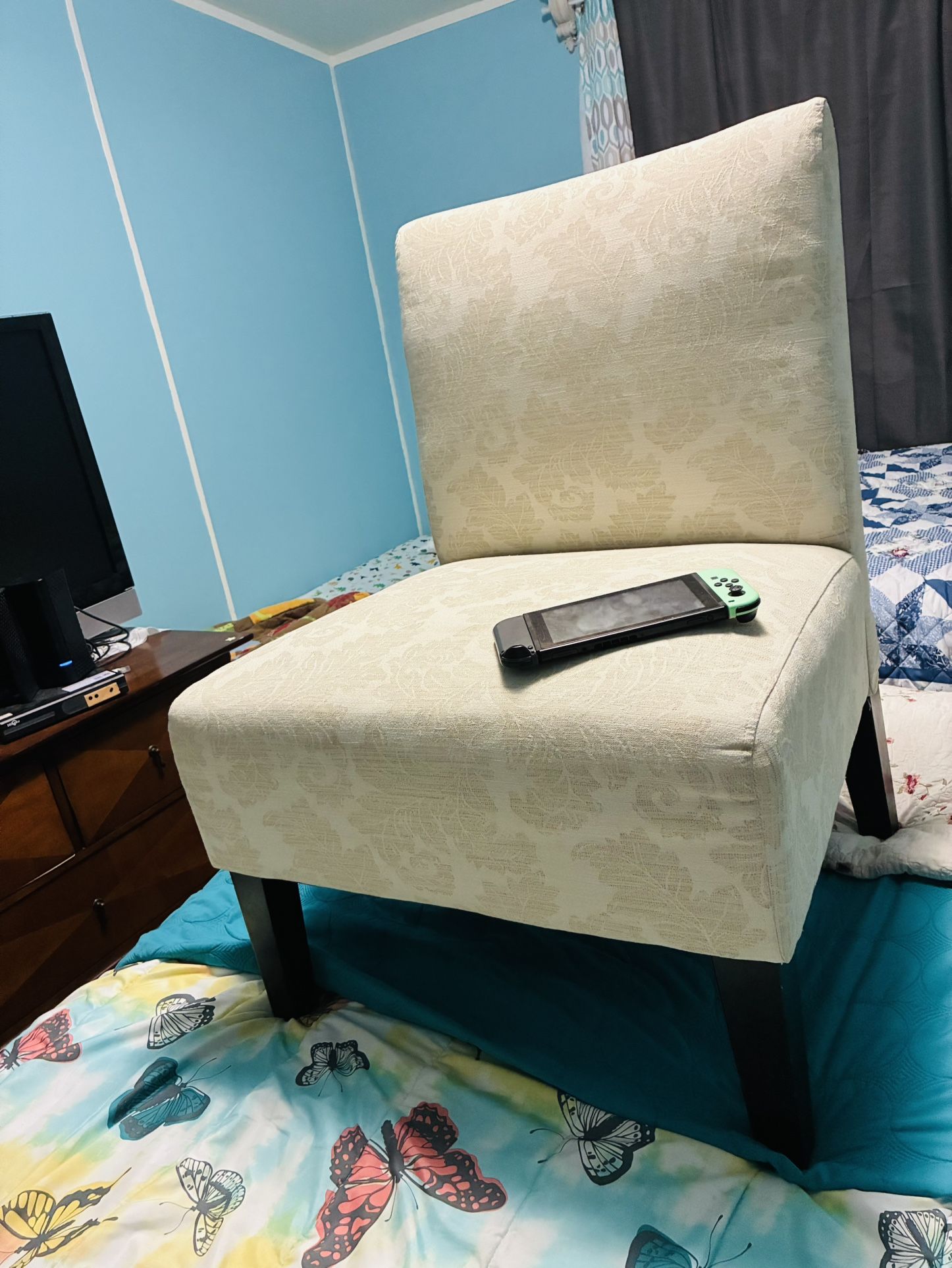Cute living room, not dining chair-. White one is $60 if interested -message me Just helping a friend down, downsize her storage unit. Pick up here