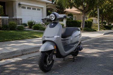 🛵 Classic Style. Modern Performance. 150cc Gas Scooter 55+ mph 80 mpg