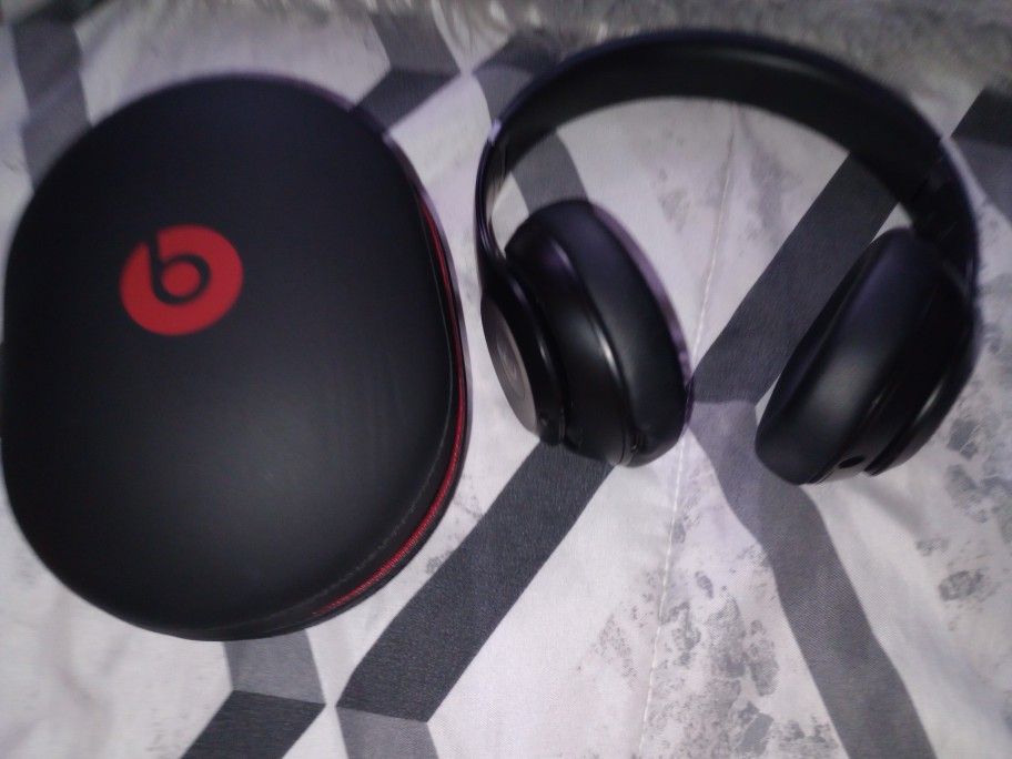 Beats Studio Pro ( Black ) With Case