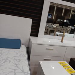 *Fall Sale Event*---Renaissance Glossy White Queen/King Beds And Dresser/Mirror Sets---Delivery And Easy Financing Available 👍 