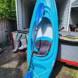 8' Kayak w/ Paddle
