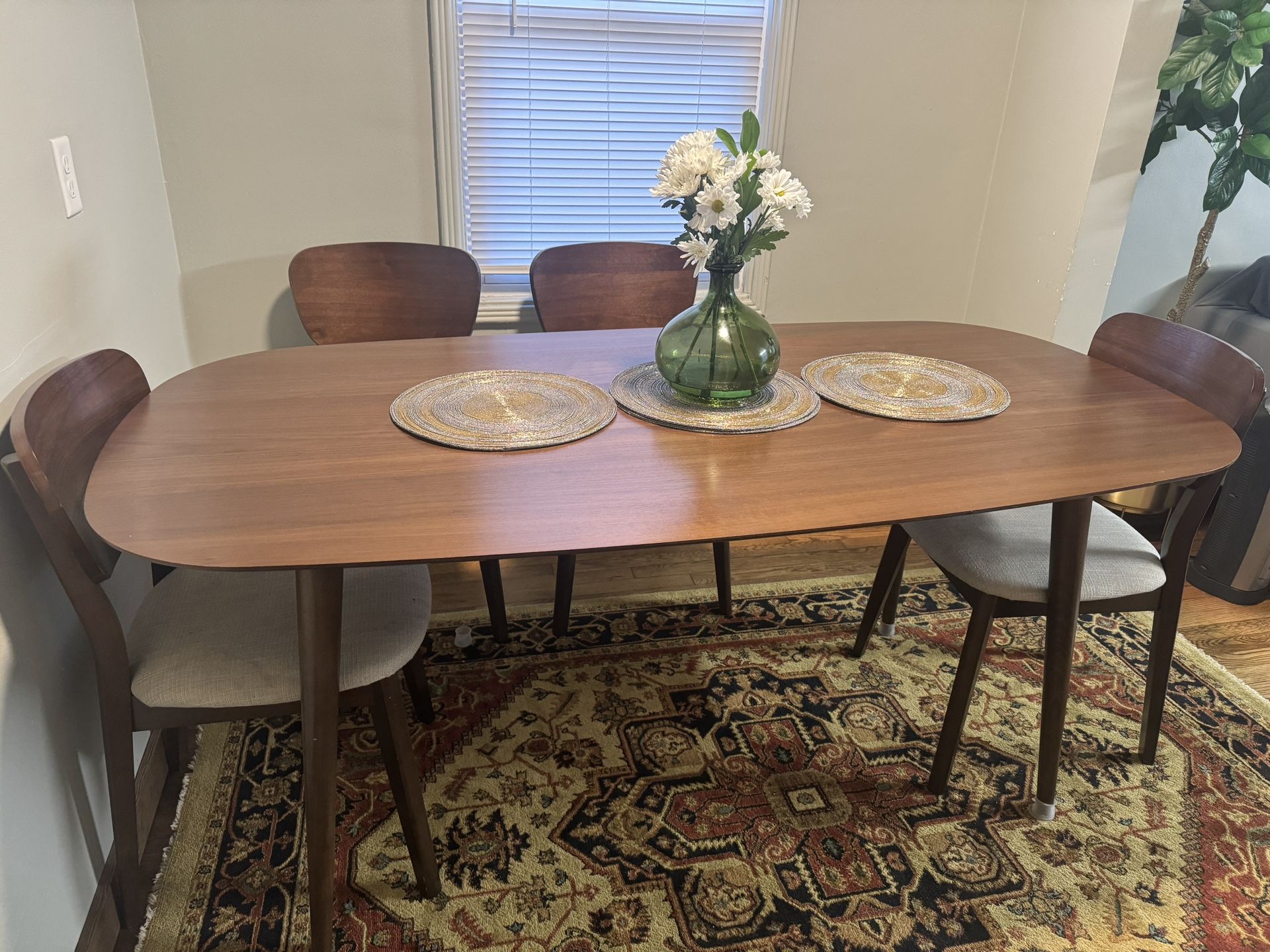 Dania Dining Table With 4 Chairs for Sale in Seattle, WA OfferUp