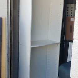 Librero Con 3 tablas intermedias. Las tablas no están en las fotos, pero si las tengo, y van Incluidas.